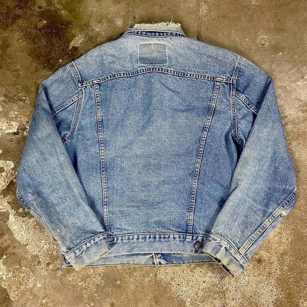 Levi's Jean Jack Size 40 Blue Denim Medium Wash Distressed Button Down